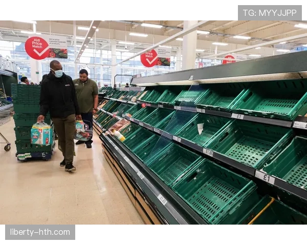 乔丹·汤普森训练完直接去超市抢购蛋白粉，结账时掏出一叠现金像在拍黑帮片