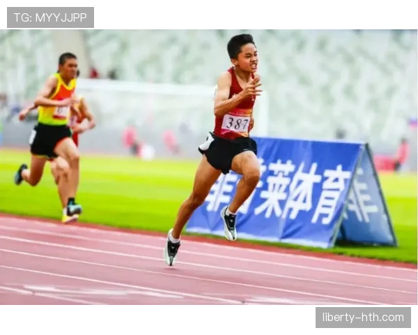 苏炳添看着邻家大哥，队友发的训练表比我房贷还复杂